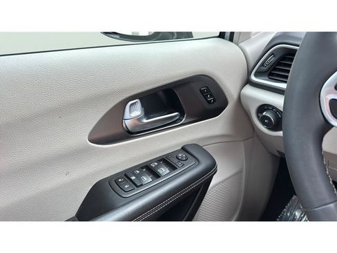 Used 2024 Chrysler Pacifica Touring-L FWD image 32