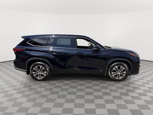 Used 2022 Toyota Highlander XLE AWD/4WD image 2