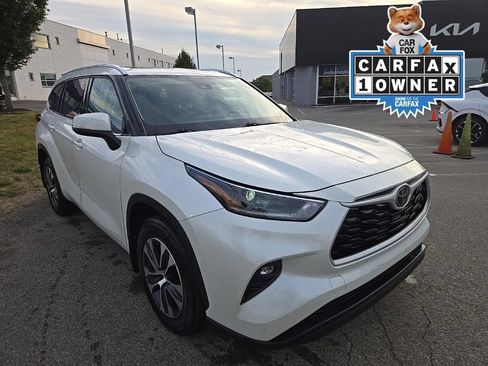 Used 2021 Toyota Highlander XLE AWD/4WD image 1