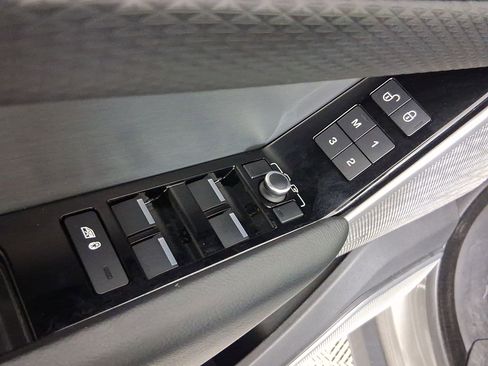 Used 2018 Land Rover Range Rover Velar R-Dynamic SE image 19