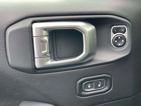 Used 2019 Jeep Wrangler Unlimited Sahara AWD/4WD image 16