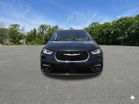 Used 2023 Chrysler Pacifica Touring-L AWD/4WD image 3