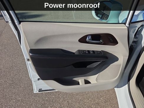 Used 2019 Chrysler Pacifica Limited image 13