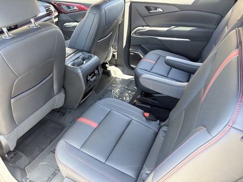 Used 2025 Chevrolet Traverse RS FWD image 16