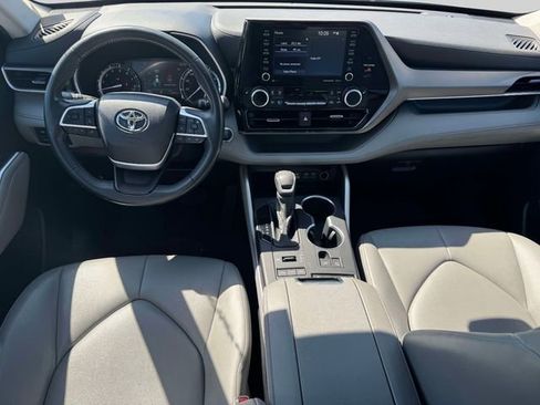 Used 2022 Toyota Highlander XLE AWD/4WD image 19