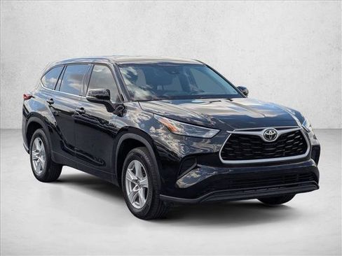 Used 2022 Toyota Highlander L image 3