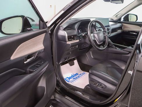 Used 2024 Toyota Grand Highlander AWD image 3
