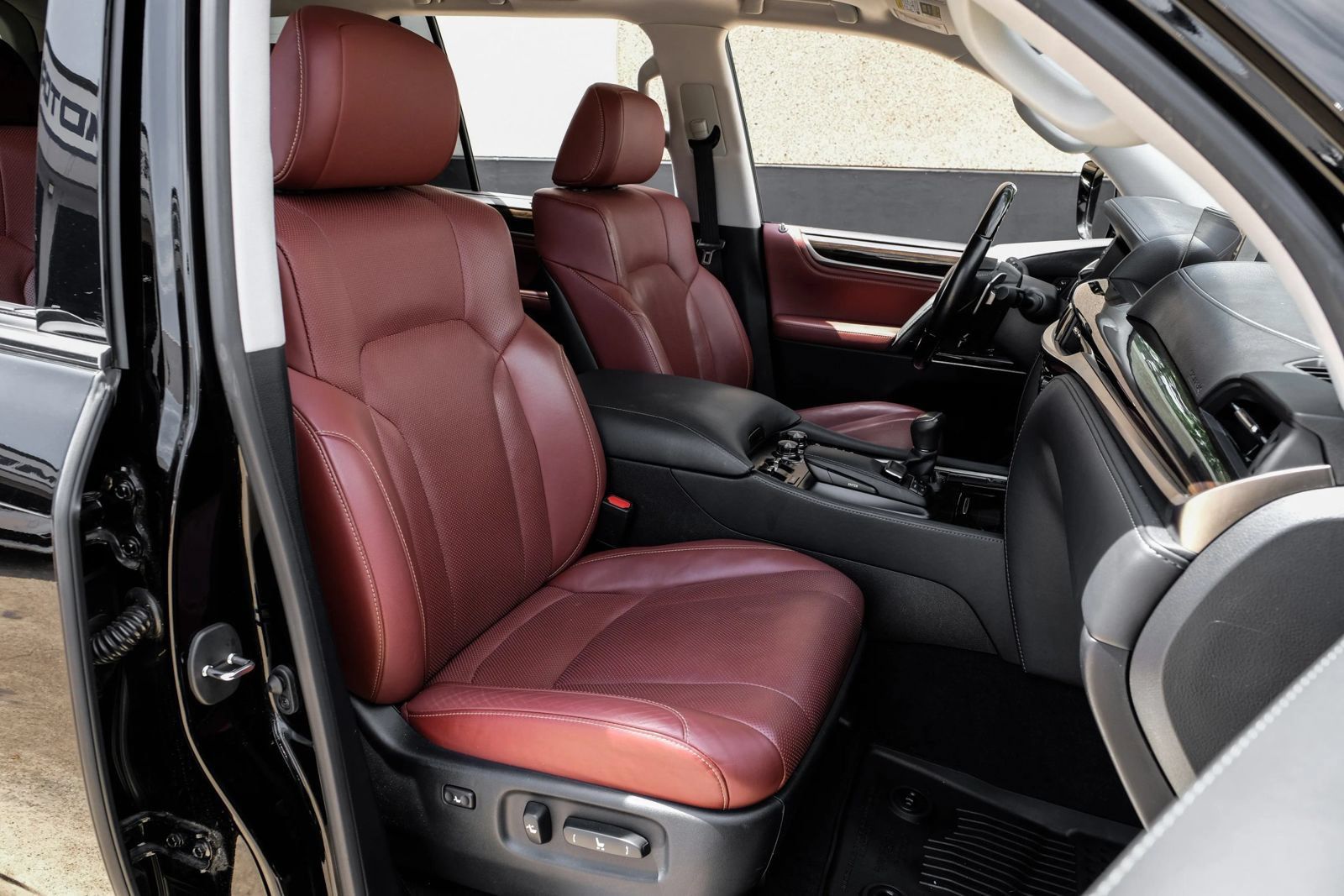 Used 2021 Lexus LX 570 4WD w/ Luxury Package image 31