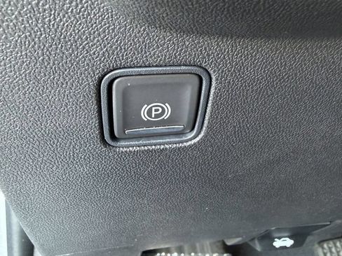 Used 2024 GMC Terrain SLE AWD/4WD image 9