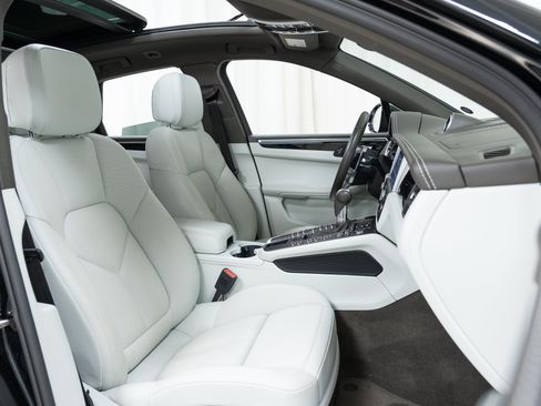 Certified 2021 Porsche Macan AWD/4WD image 25