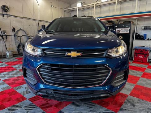 Used 2020 Chevrolet Trax LT w/ LT Convenience Package FWD image 2