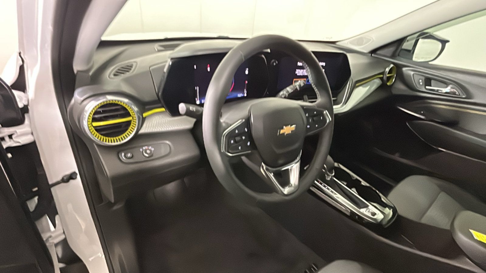 Used 2024 Chevrolet Trax LT w/ LT Convenience Package FWD image 16