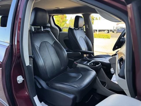 Used 2017 Chrysler Pacifica Touring-L FWD image 17