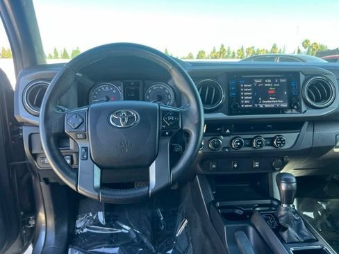 Used 2017 Toyota Tacoma TRD Off-Road AWD/4WD image 13