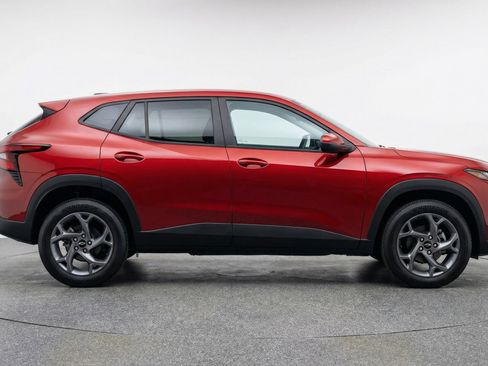 Used 2025 Chevrolet Trax LT image 11