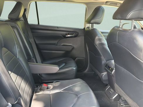 Used 2023 Toyota Highlander XLE FWD image 35