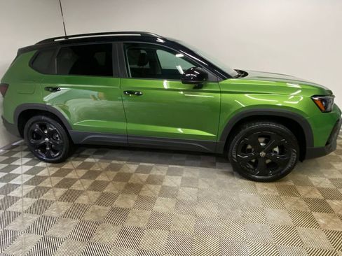 New 2026 Volkswagen Taos SE image 3