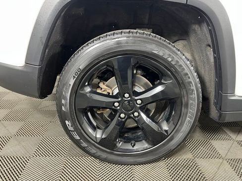 Used 2023 Jeep Grand Cherokee Altitude AWD/4WD image 9