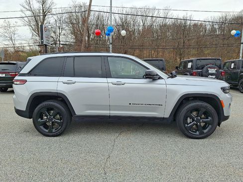 Used 2023 Jeep Grand Cherokee Altitude image 26