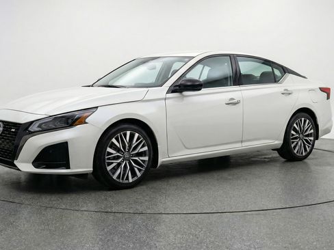 Used 2025 Nissan Altima 2.5 SV FWD image 3