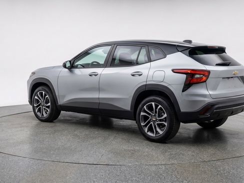 Used 2025 Chevrolet Trax LT FWD image 6