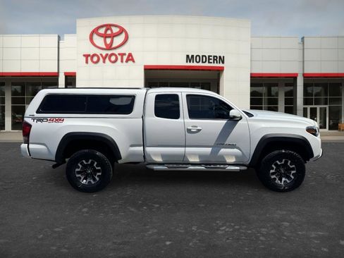 Used 2016 Toyota Tacoma TRD Off-Road w/ Premium & Technology Package AWD/4WD image 4