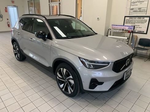 Used 2025 Volvo XC40 B5 Plus image 3