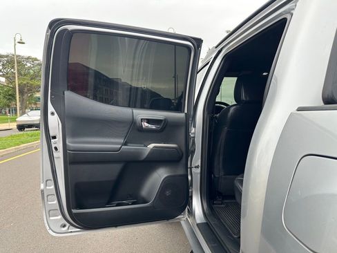 Used 2018 Toyota Tacoma TRD Sport AWD/4WD image 18