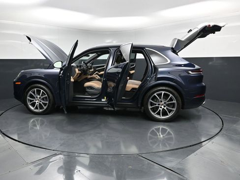 Used 2025 Porsche Cayenne AWD/4WD image 31