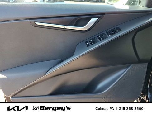 Used 2025 Kia Niro LX image 15