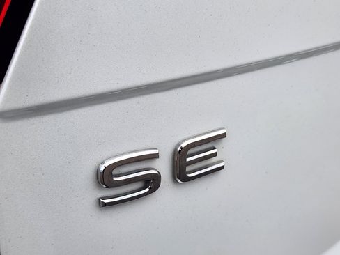 Certified 2022 Volkswagen Tiguan SE R-Line image 21