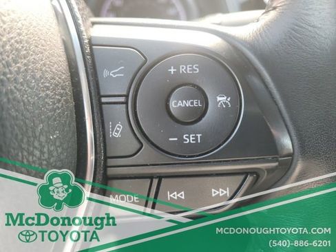 Used 2020 Toyota Camry SE w/ Sunroof Package image 17