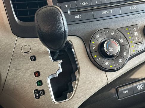 Used 2012 Toyota Sienna LE FWD image 18