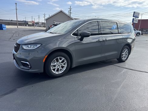 Used 2023 Chrysler Pacifica Touring-L image 2