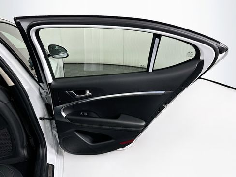 Used 2025 Genesis G70 2.5T image 29