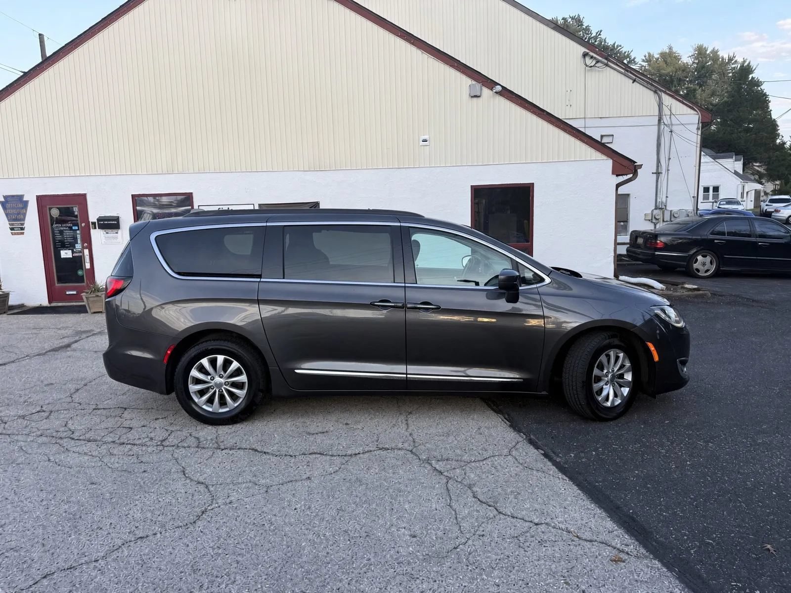 Used 2017 Chrysler Pacifica Touring-L FWD image 4