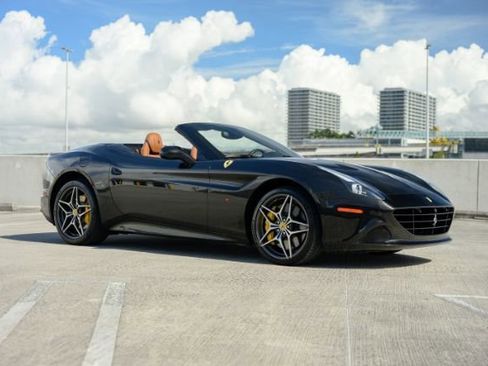 Used 2015 Ferrari California T RWD image 3