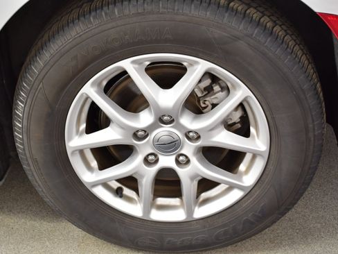 Used 2024 Chrysler Pacifica Touring-L image 38