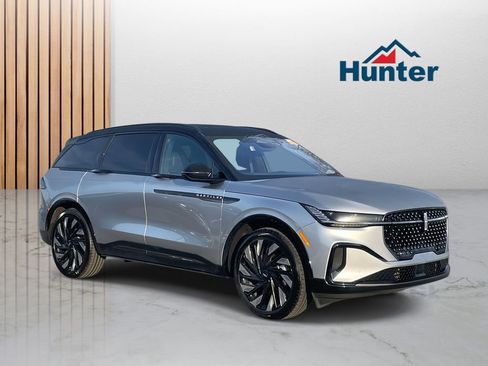 Used 2025 Lincoln Nautilus Reserve image 1