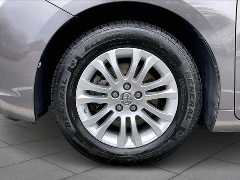 Used 2017 Toyota Sienna XLE image 10