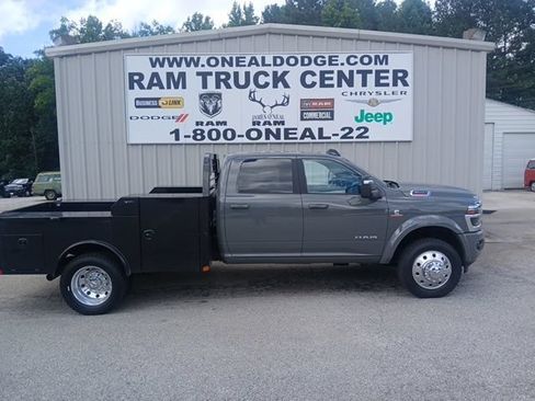 New 2026 RAM 4500 4x4 Crew Cab DRW w/ Laramie Trim Package image 2