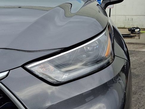 Used 2021 Toyota Highlander XLE AWD/4WD image 9