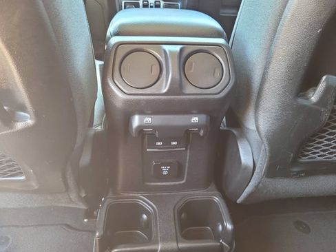 Used 2025 Jeep Wrangler Unlimited Rubicon AWD/4WD image 17
