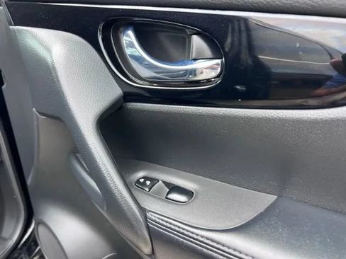 Used 2021 Nissan Rogue Sport SV FWD image 37