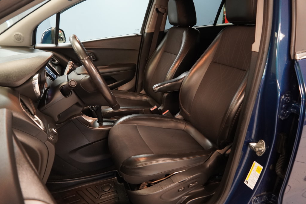 Used 2020 Chevrolet Trax LT w/ LT Convenience Package FWD image 3