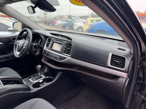 Used 2019 Toyota Highlander LE FWD image 13