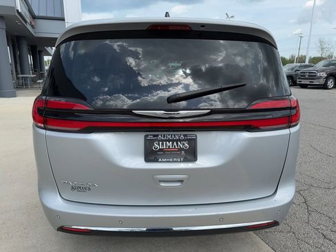 Used 2023 Chrysler Pacifica Touring-L FWD image 6