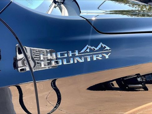 Used 2025 Chevrolet Suburban High Country AWD/4WD image 34
