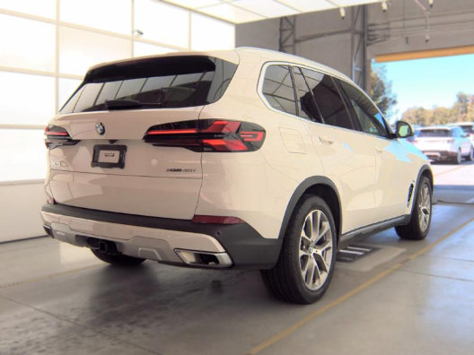 Used 2024 BMW X5 xDrive40i w/ Premium Package AWD/4WD image 2