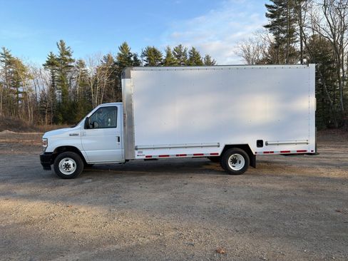 Used 2024 Ford E-350 and Econoline 350 Super Duty w/ Driver's Safety Package image 4